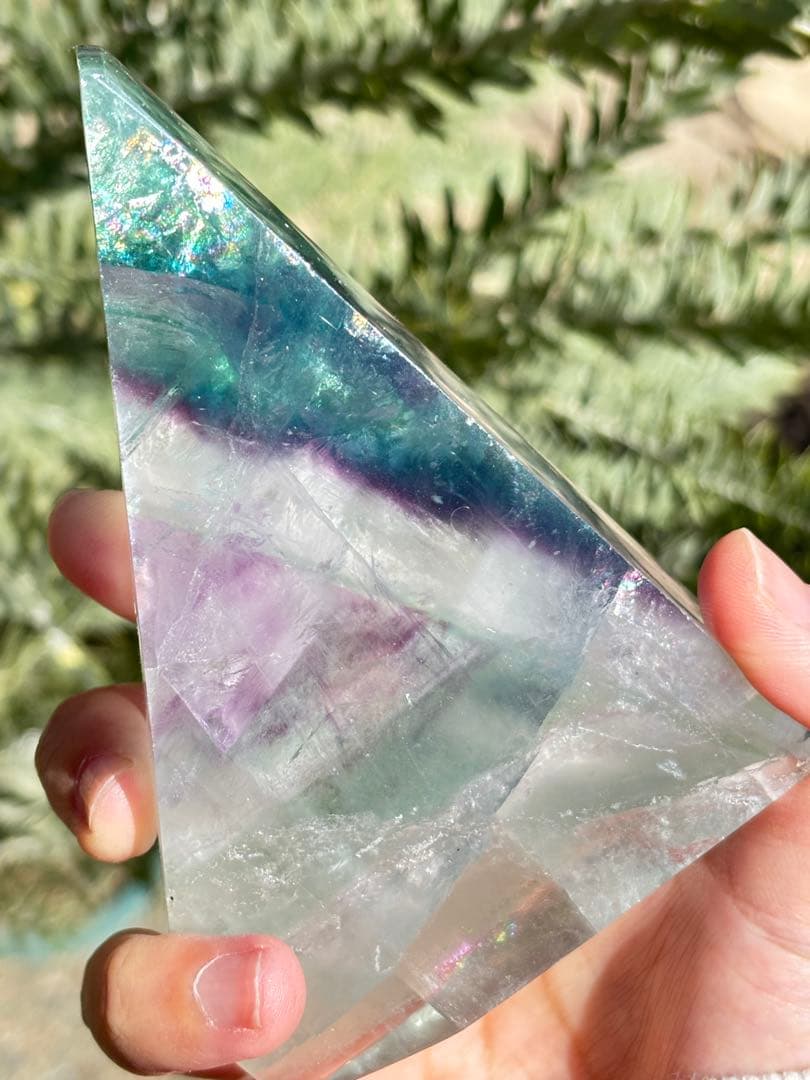 自立　ギラギラの先端　フローライト　透明感　三角　ハイグレード　虹　パワー