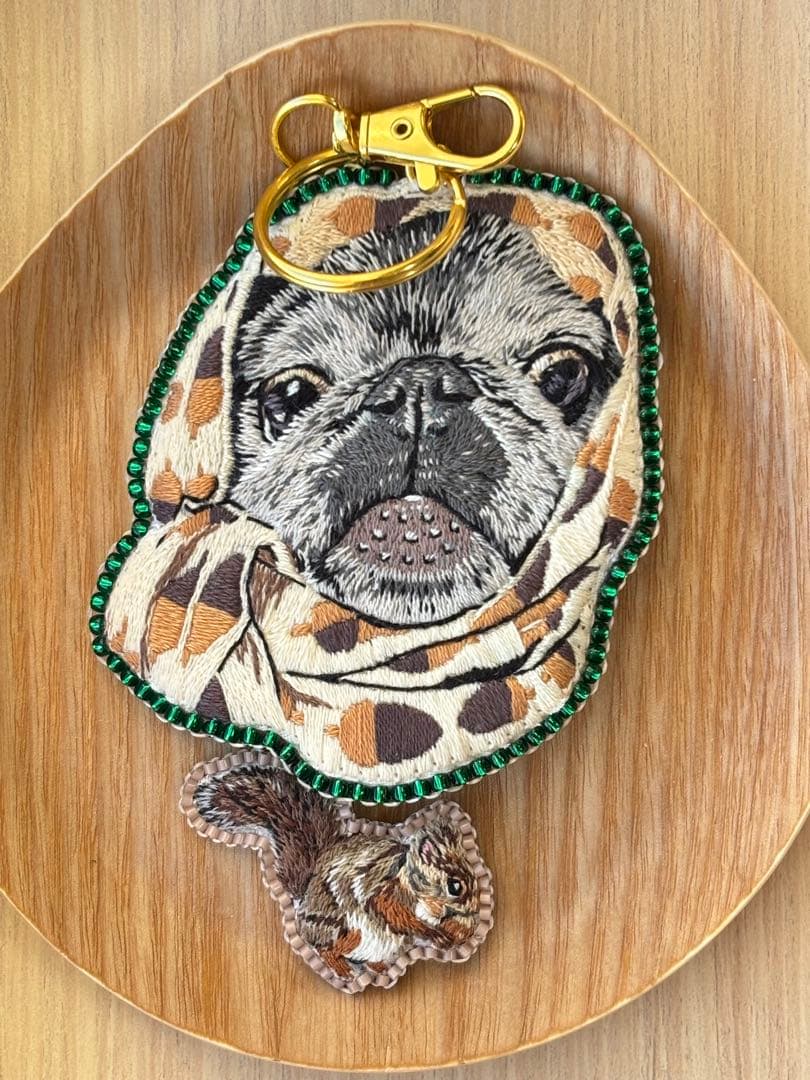 パグ　犬　刺繍　ブローチ　チャーム　ポーチ　ハンドメイド