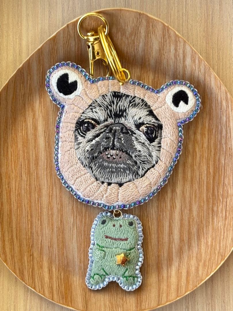 パグ　犬　刺繍　ブローチ　チャーム　ポーチ　ハンドメイド