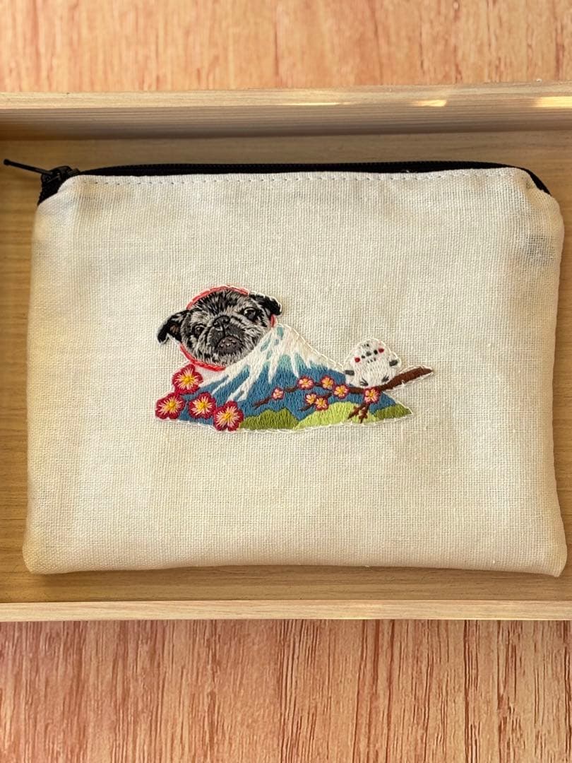 パグ　犬　刺繍　ブローチ　チャーム　ポーチ　ハンドメイド