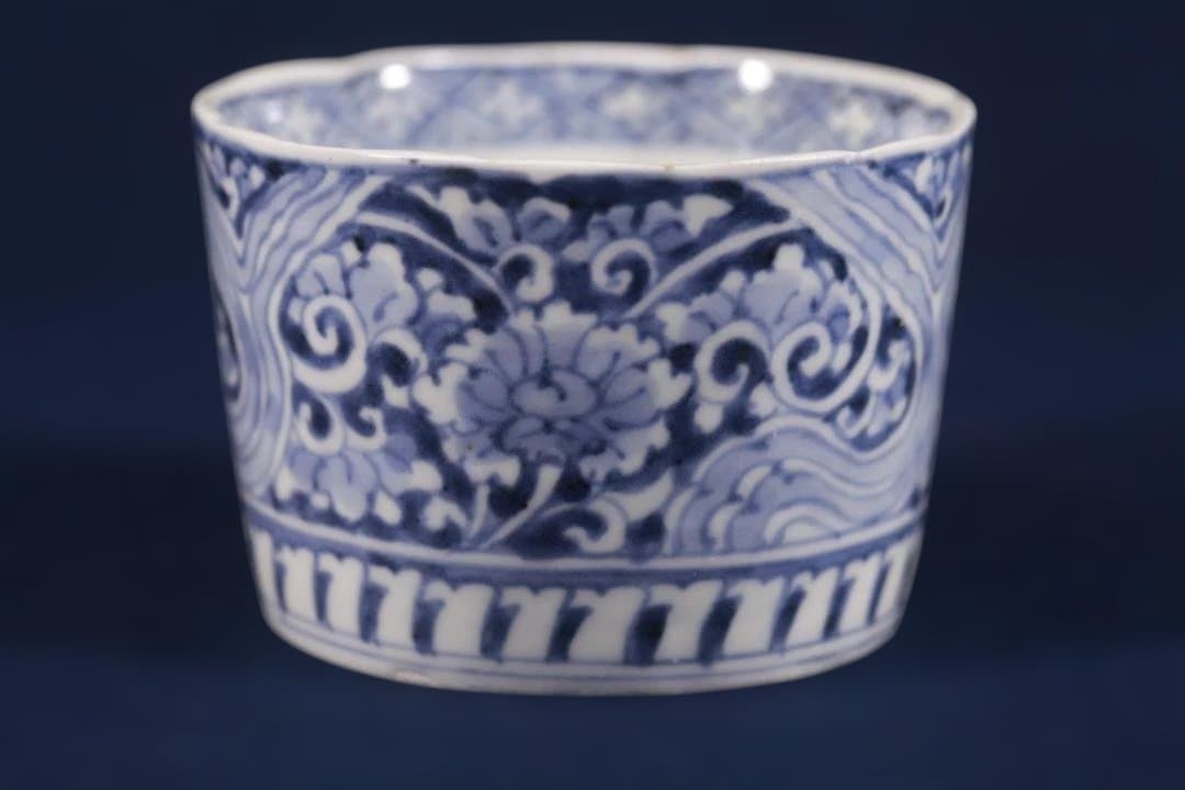 644　古伊万里大振染付大河蛇行菊花唐草図蕎麦猪口　ほぼ完品　江戸中期