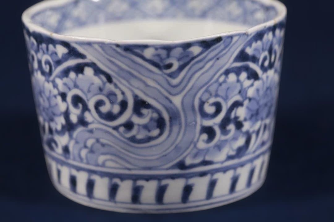 644　古伊万里大振染付大河蛇行菊花唐草図蕎麦猪口　ほぼ完品　江戸中期