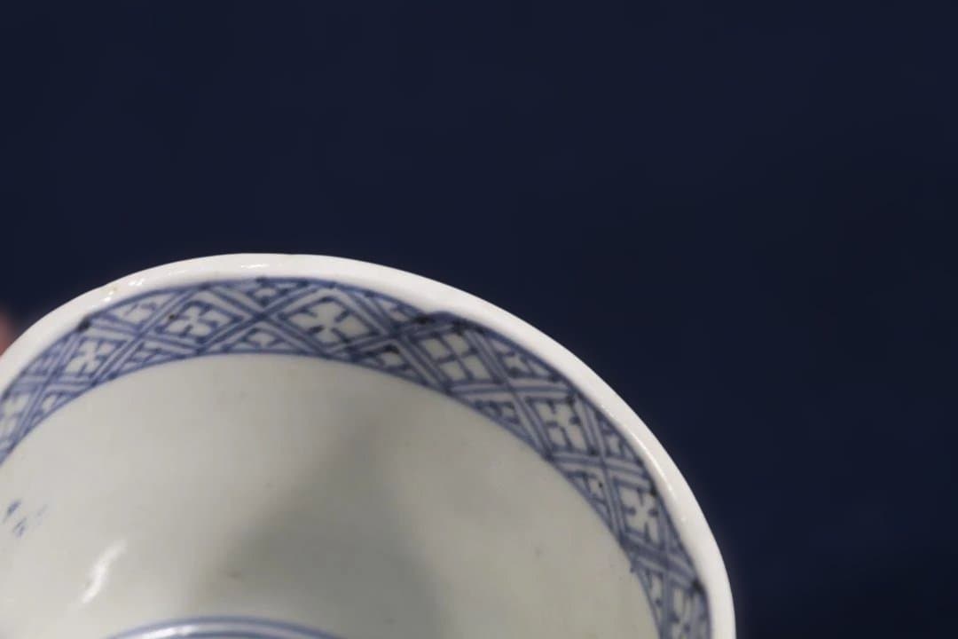 644　古伊万里大振染付大河蛇行菊花唐草図蕎麦猪口　ほぼ完品　江戸中期