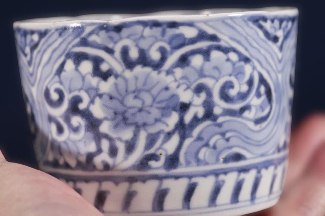 644　古伊万里大振染付大河蛇行菊花唐草図蕎麦猪口　ほぼ完品　江戸中期