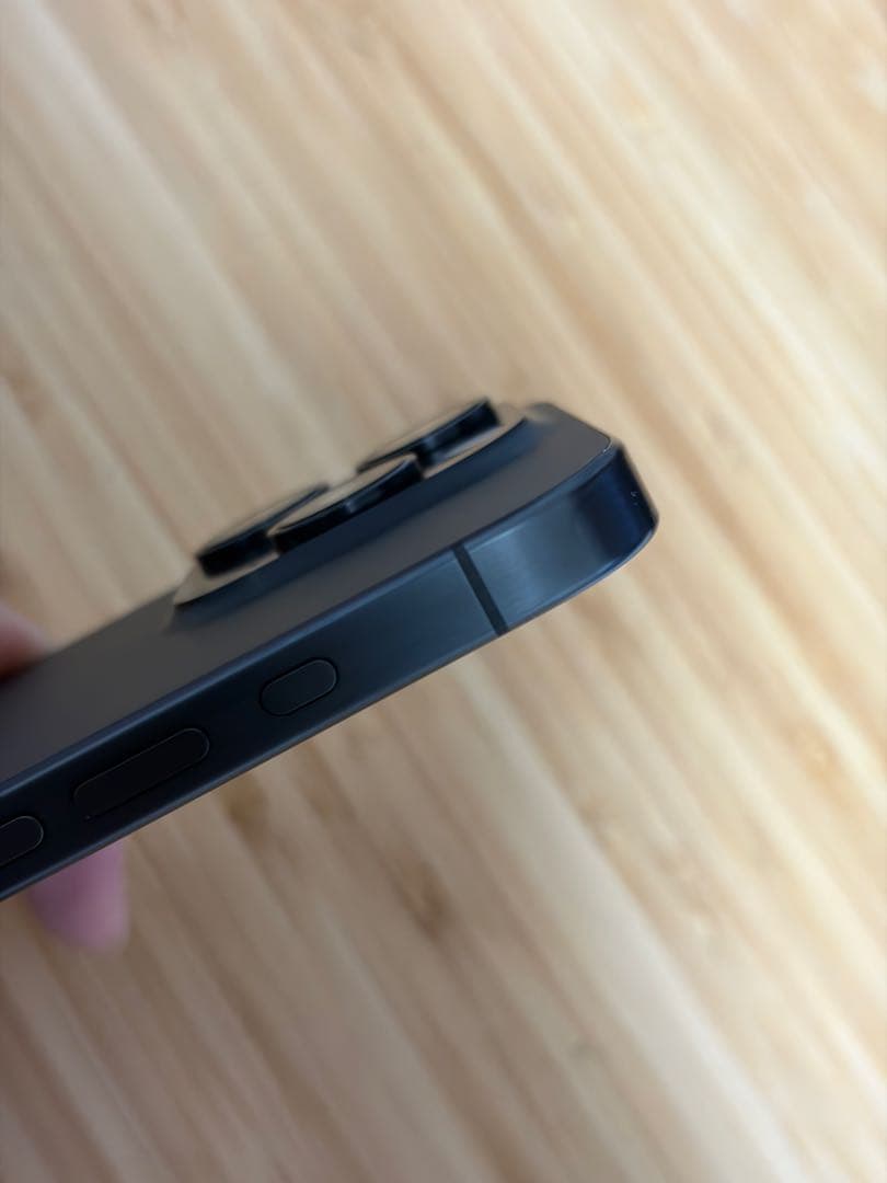 【美品】Apple iPhone 15 Pro ブラックチタニウム 本体