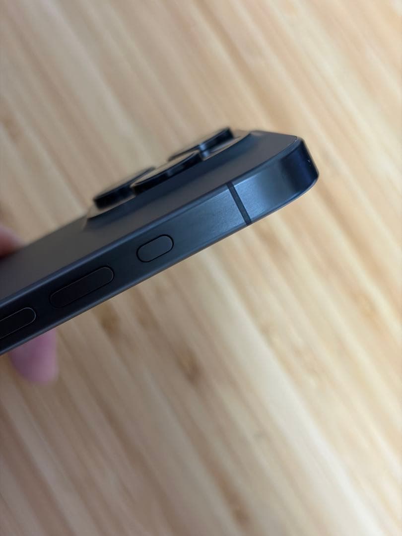 【美品】Apple iPhone 15 Pro ブラックチタニウム 本体