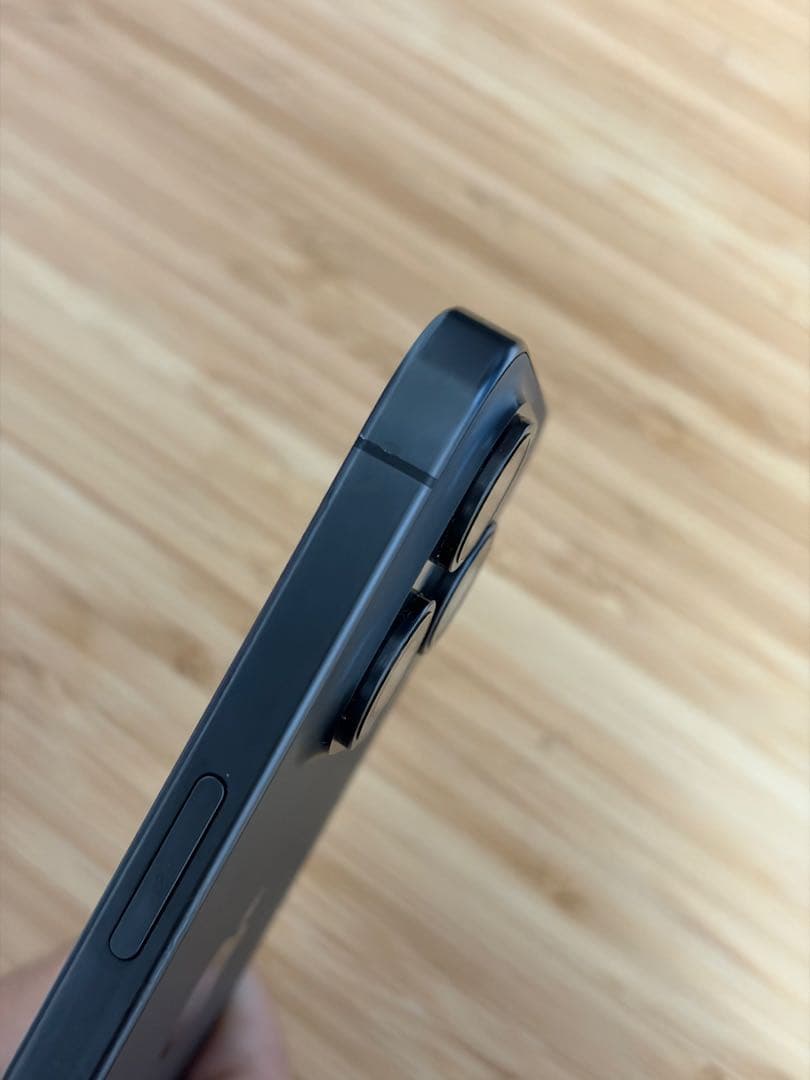 【美品】Apple iPhone 15 Pro ブラックチタニウム 本体