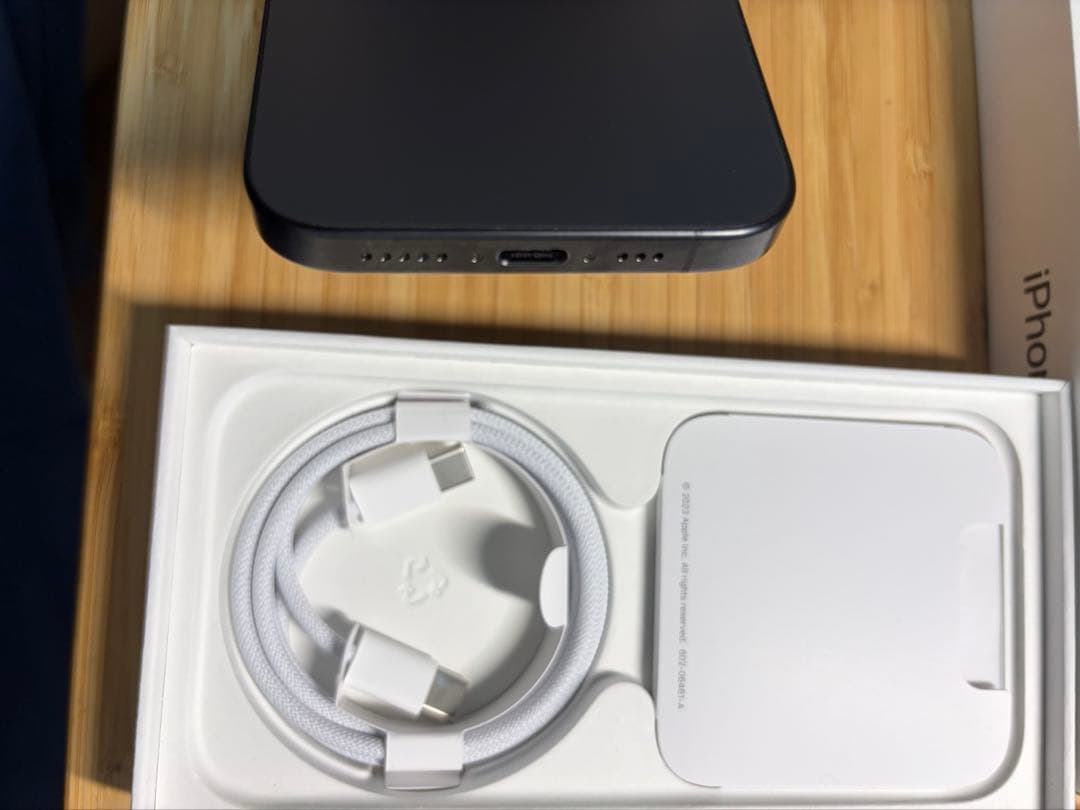 【美品】Apple iPhone 15 Pro ブラックチタニウム 本体