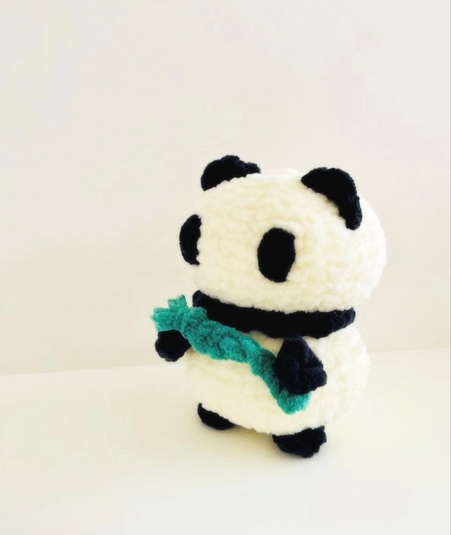 大きなパンダさんの編みぐるみ