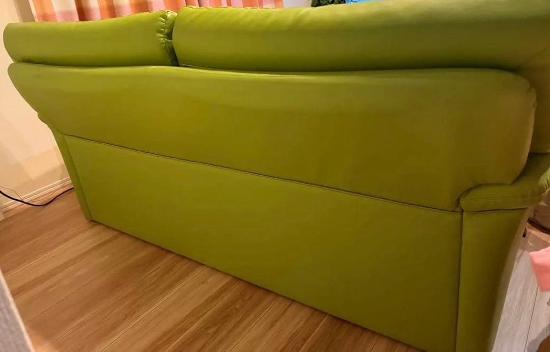 明るい緑色の3人掛けソファ