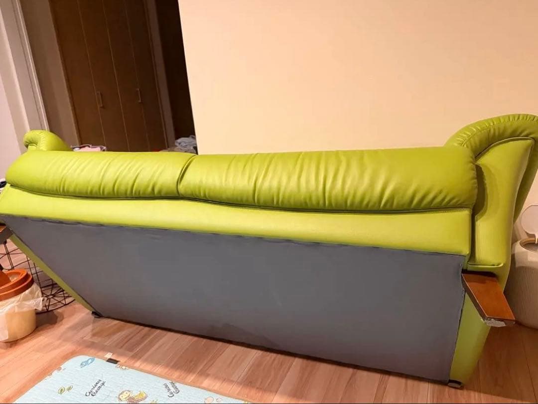 明るい緑色の3人掛けソファ