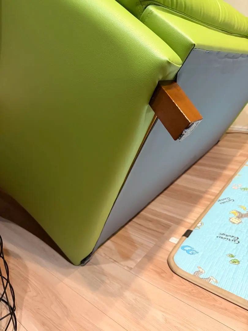 明るい緑色の3人掛けソファ