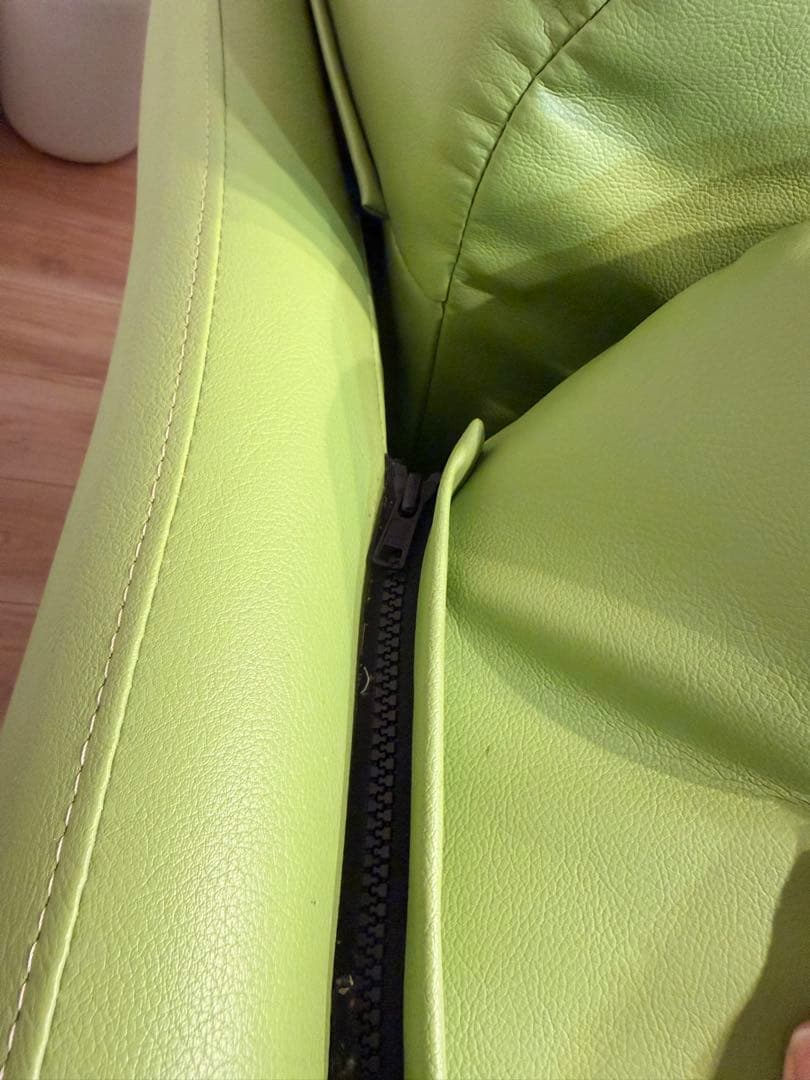 明るい緑色の3人掛けソファ