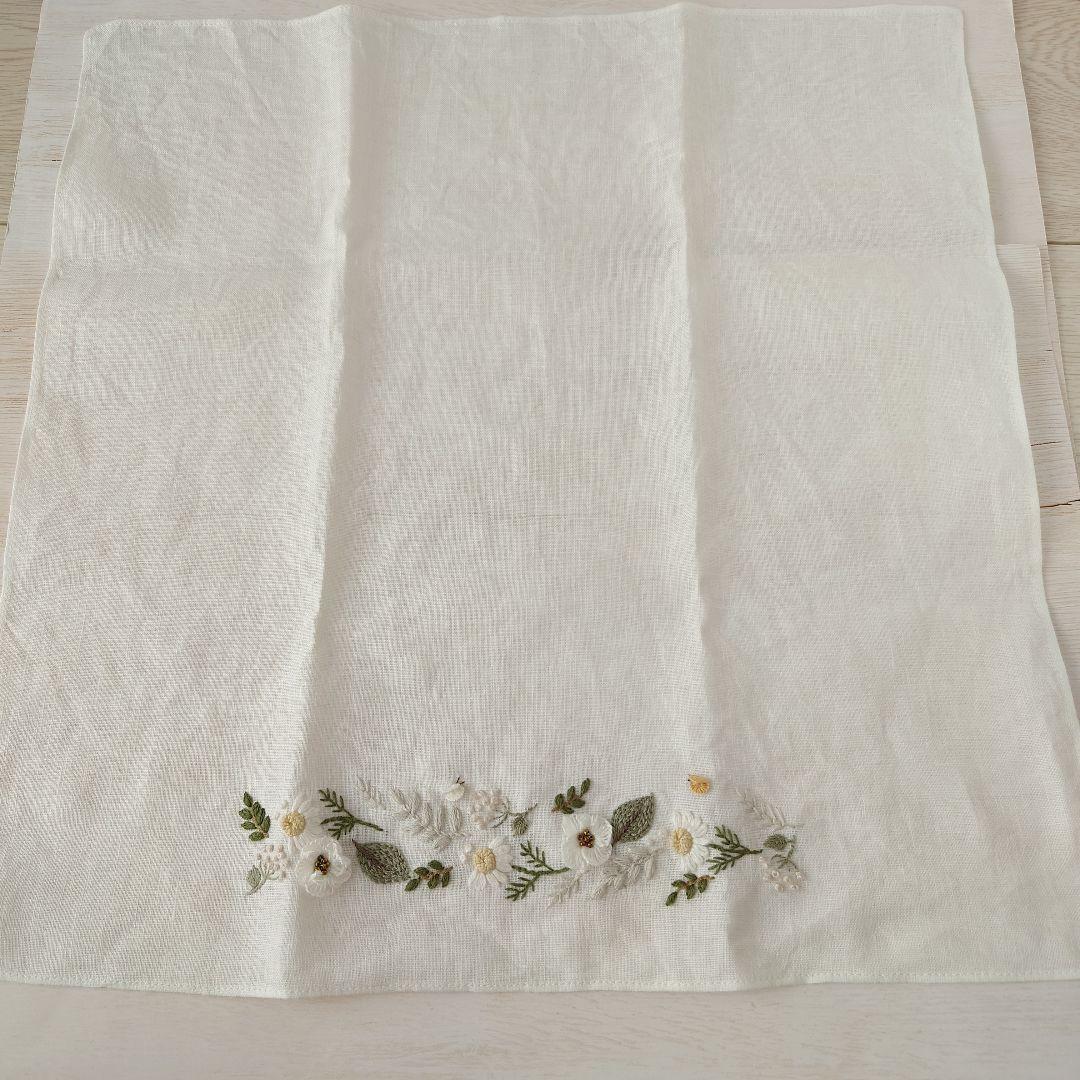 手刺繍入り　リネンクロス/リネンハンカチ【花と蝶々】