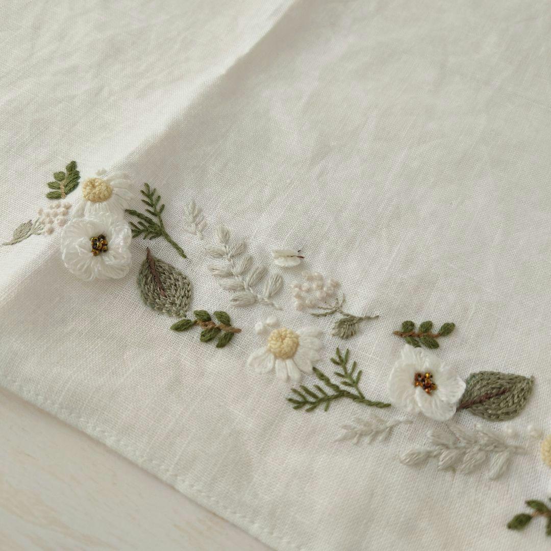 手刺繍入り　リネンクロス/リネンハンカチ【花と蝶々】