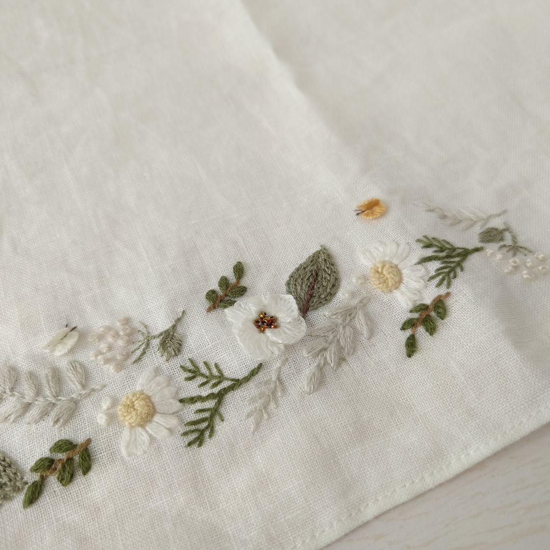 手刺繍入り　リネンクロス/リネンハンカチ【花と蝶々】