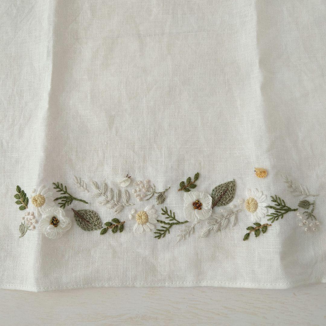 手刺繍入り　リネンクロス/リネンハンカチ【花と蝶々】