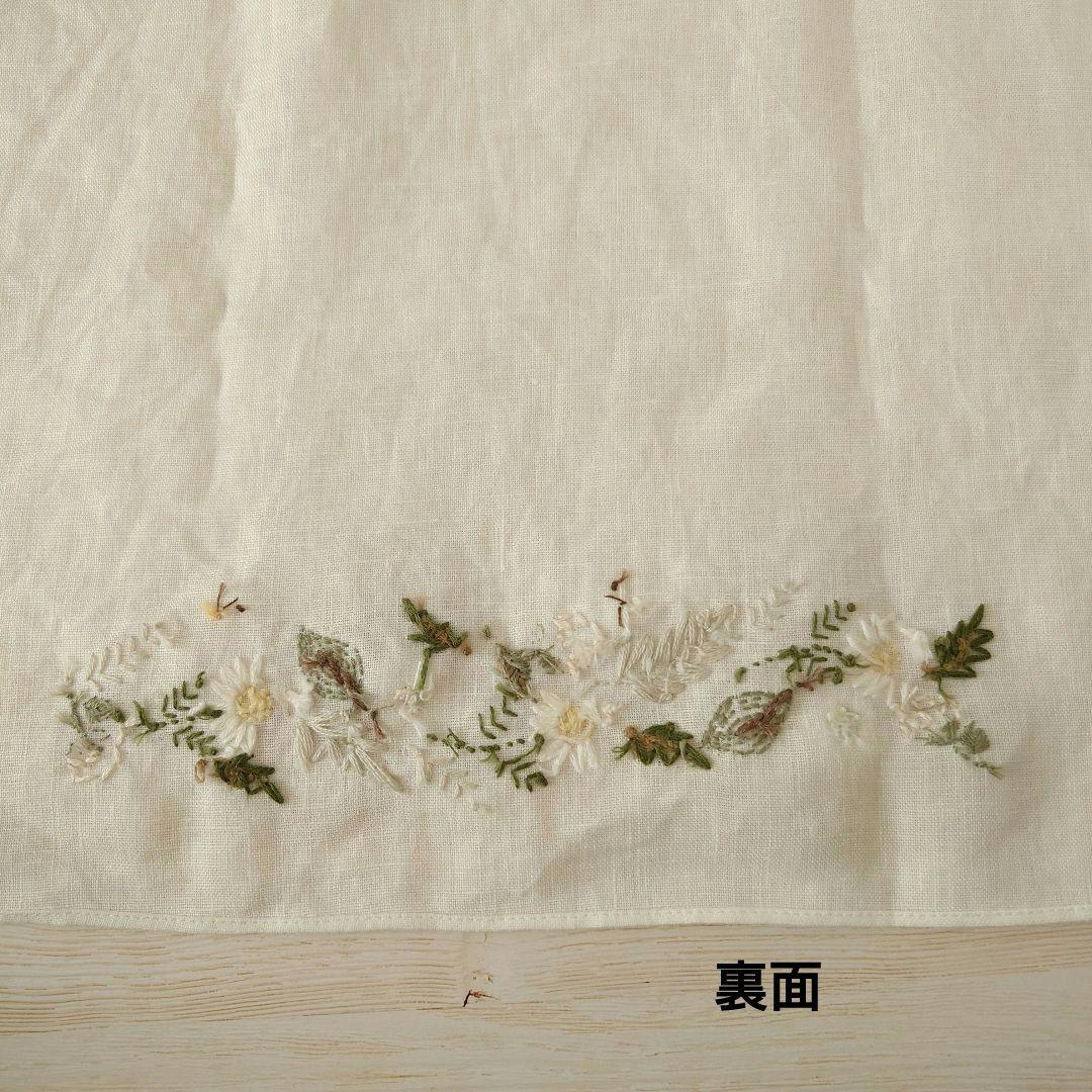 手刺繍入り　リネンクロス/リネンハンカチ【花と蝶々】