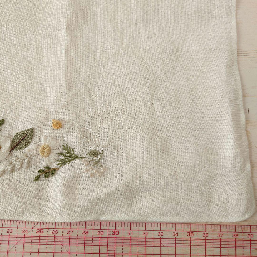 手刺繍入り　リネンクロス/リネンハンカチ【花と蝶々】