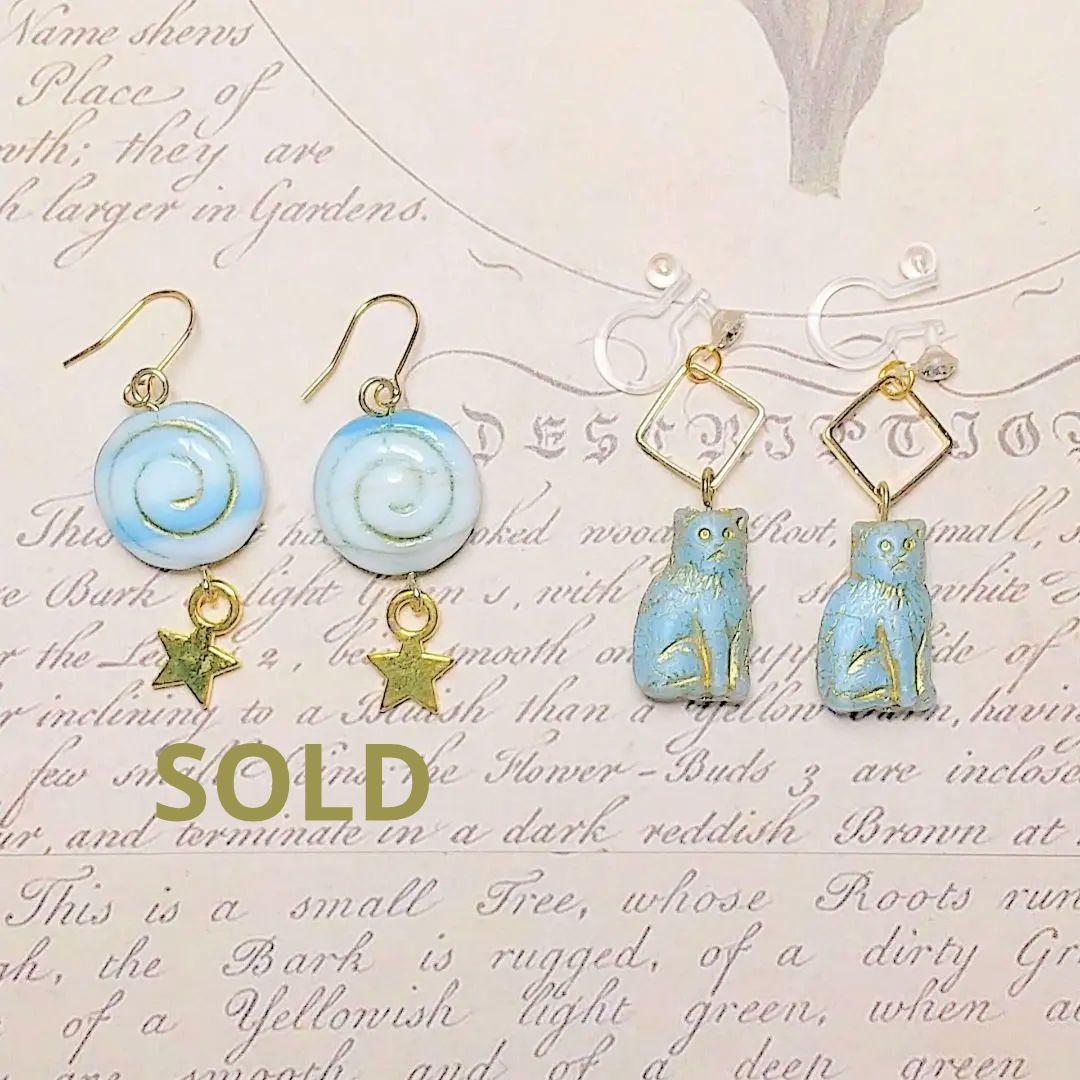 SOLD◆ハンドメイド チェコビーズ ノンホールピアス ピアス変更無料 猫水色