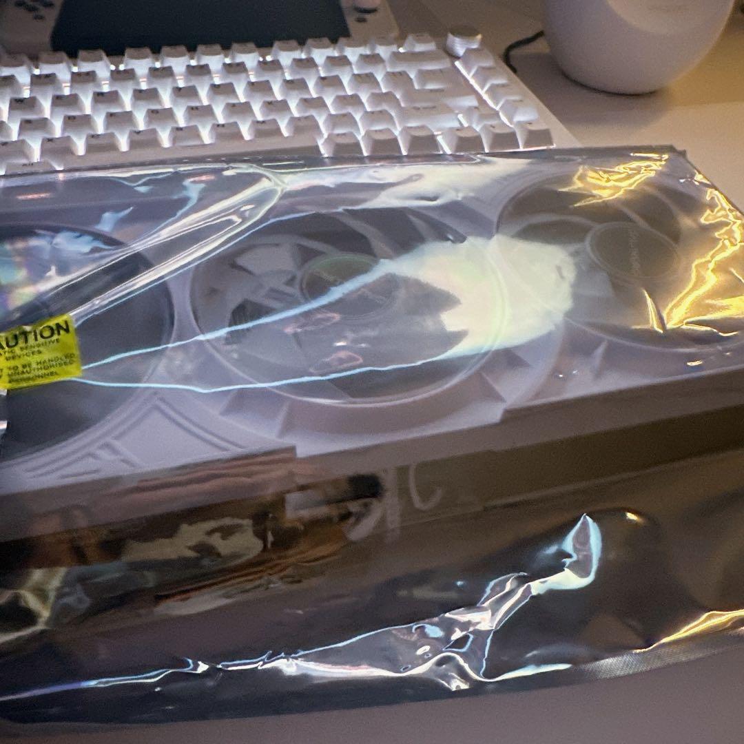 玄人志向 GALAX RTX 5080 ホワイト