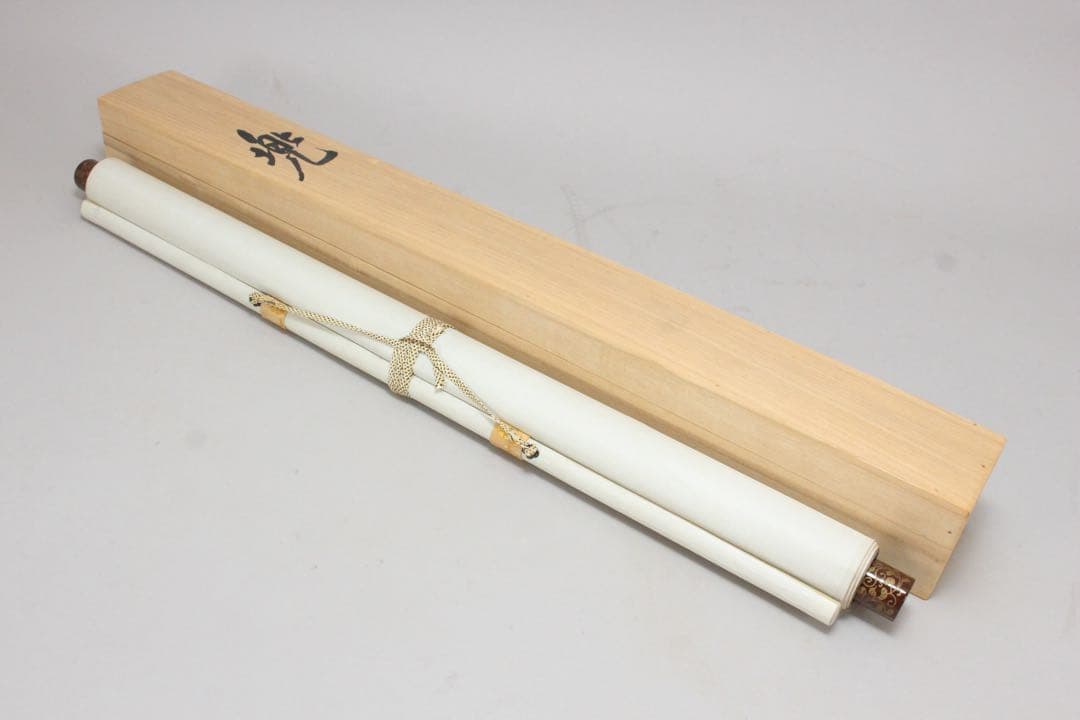 No5446掛軸　宮川雅秀　「兜」　絹本着色　共箱　端午の節句　縁起物　送料無料