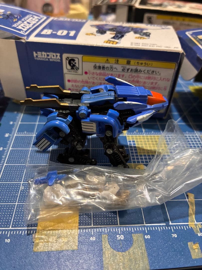 ゾイド　トミカブロス　ブレードライガー　赤　青