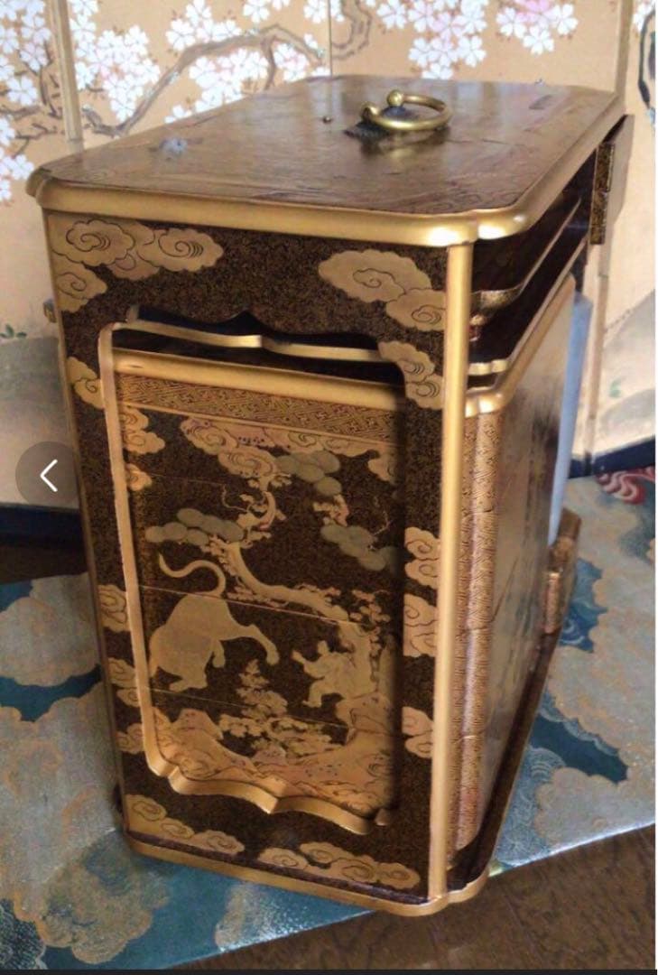 ❶【特別出品】大名道具　虎に像　筍掘り紋様　蒔絵　野弁当　提げ重　（箱付）