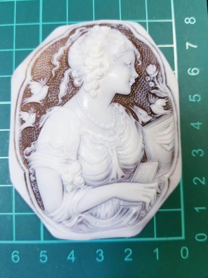 KS-977 【アメリコ・チェルバッツオ作】大判天然シェルカメオルース