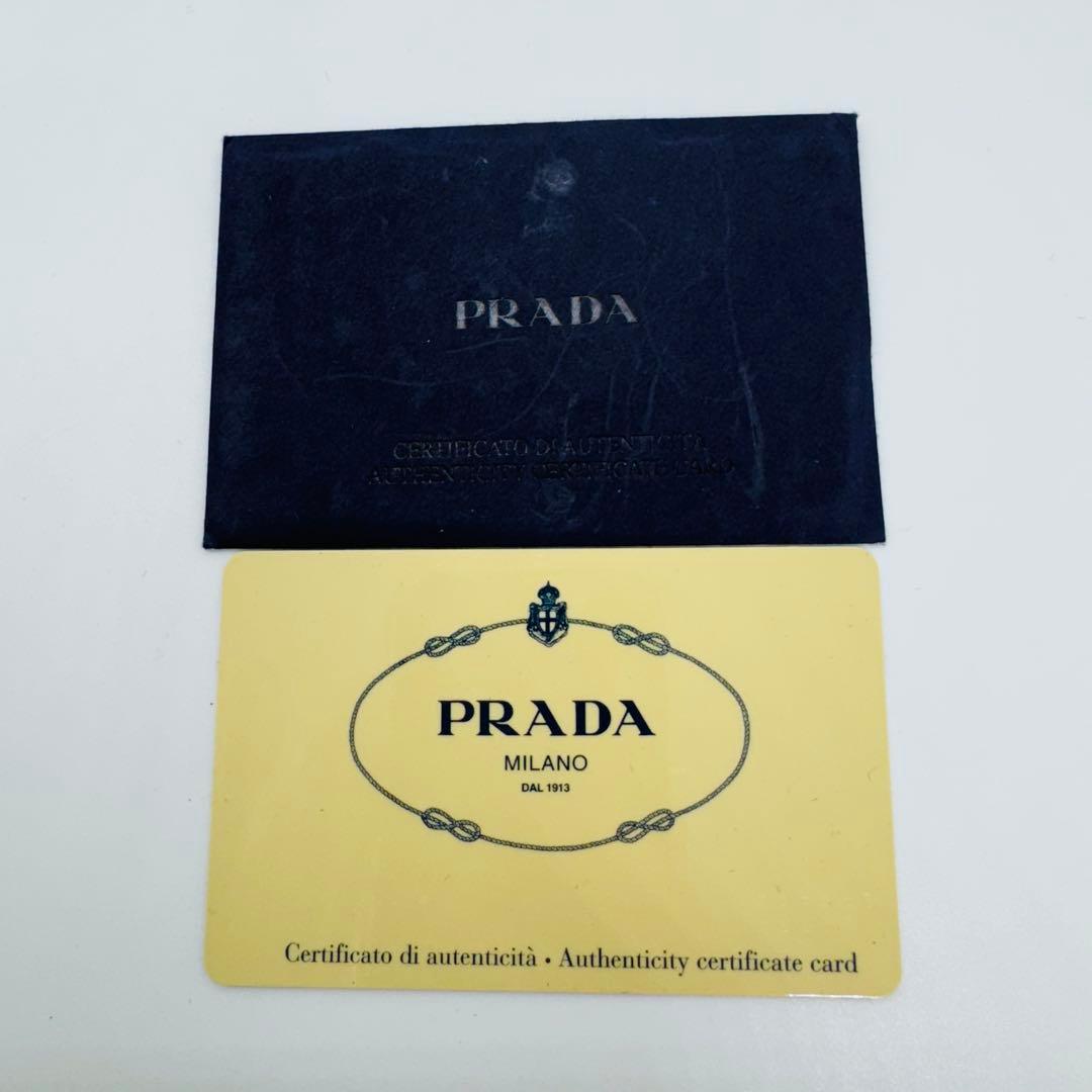 ✨PRADA✨プラダ✨三角プレート✨ロゴ✨ライトグリーン✨二つ折り財布✨