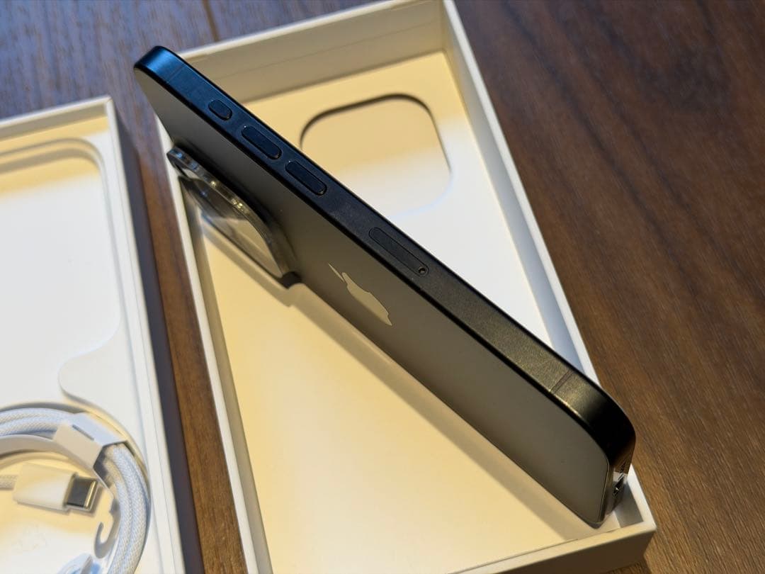 新品同様 Apple iPhone 15 Pro 256GB　ブラックチタニウム