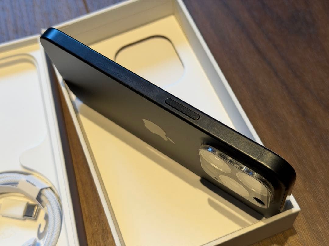 新品同様 Apple iPhone 15 Pro 256GB　ブラックチタニウム
