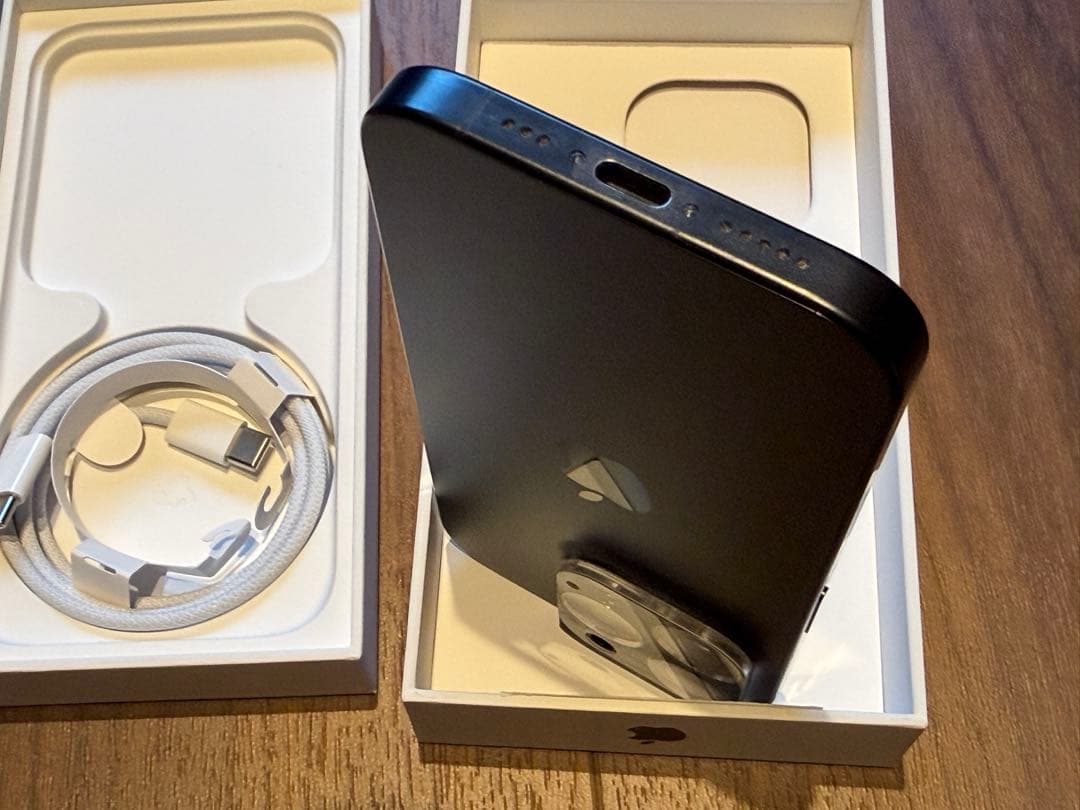 新品同様 Apple iPhone 15 Pro 256GB　ブラックチタニウム