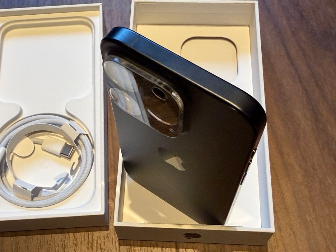 新品同様 Apple iPhone 15 Pro 256GB　ブラックチタニウム