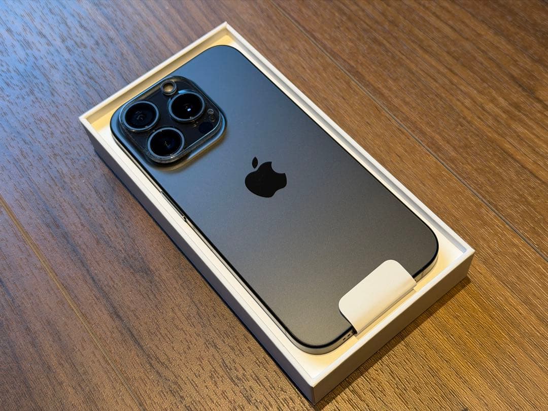 新品同様 Apple iPhone 15 Pro 256GB　ブラックチタニウム