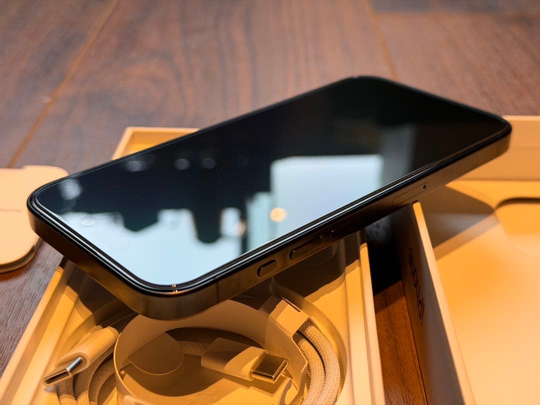 新品同様 Apple iPhone 15 Pro 256GB　ブラックチタニウム