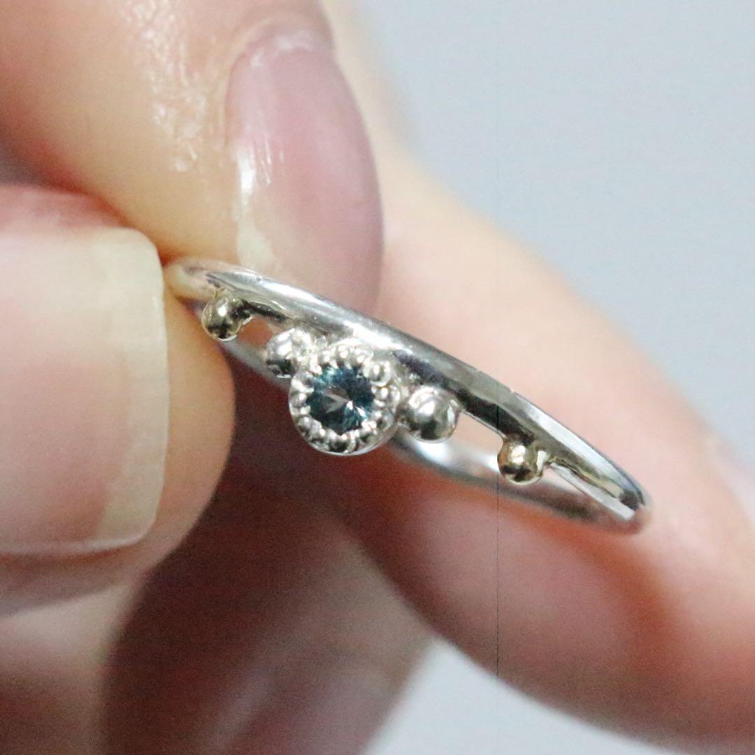 小さな王冠のような青緑色カラーチェンジガーネットミル打ち粒々シルバーリング10号