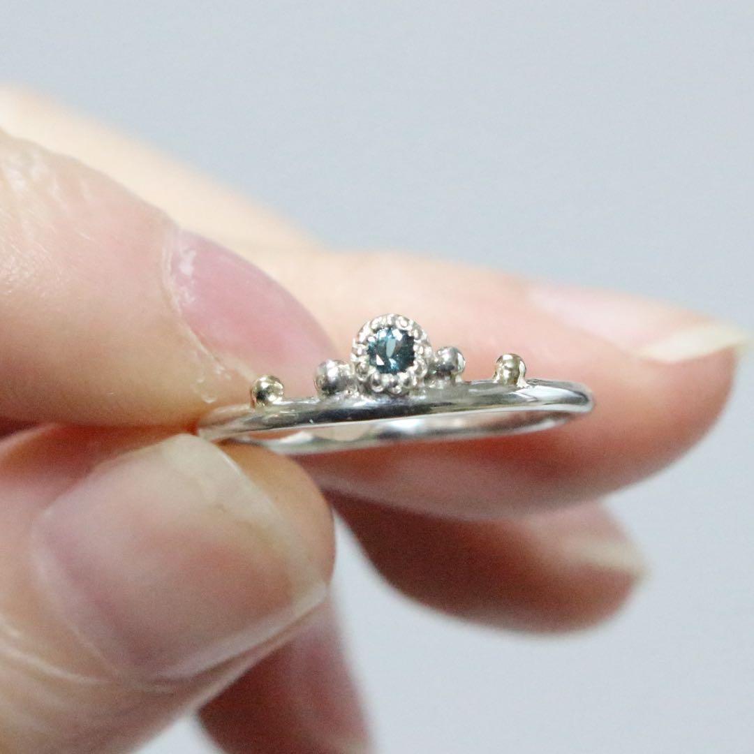 小さな王冠のような青緑色カラーチェンジガーネットミル打ち粒々シルバーリング10号