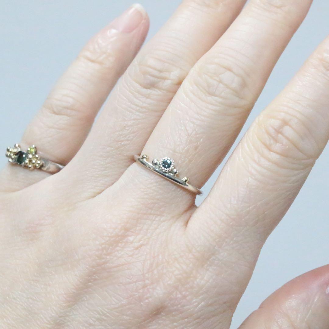 小さな王冠のような青緑色カラーチェンジガーネットミル打ち粒々シルバーリング10号