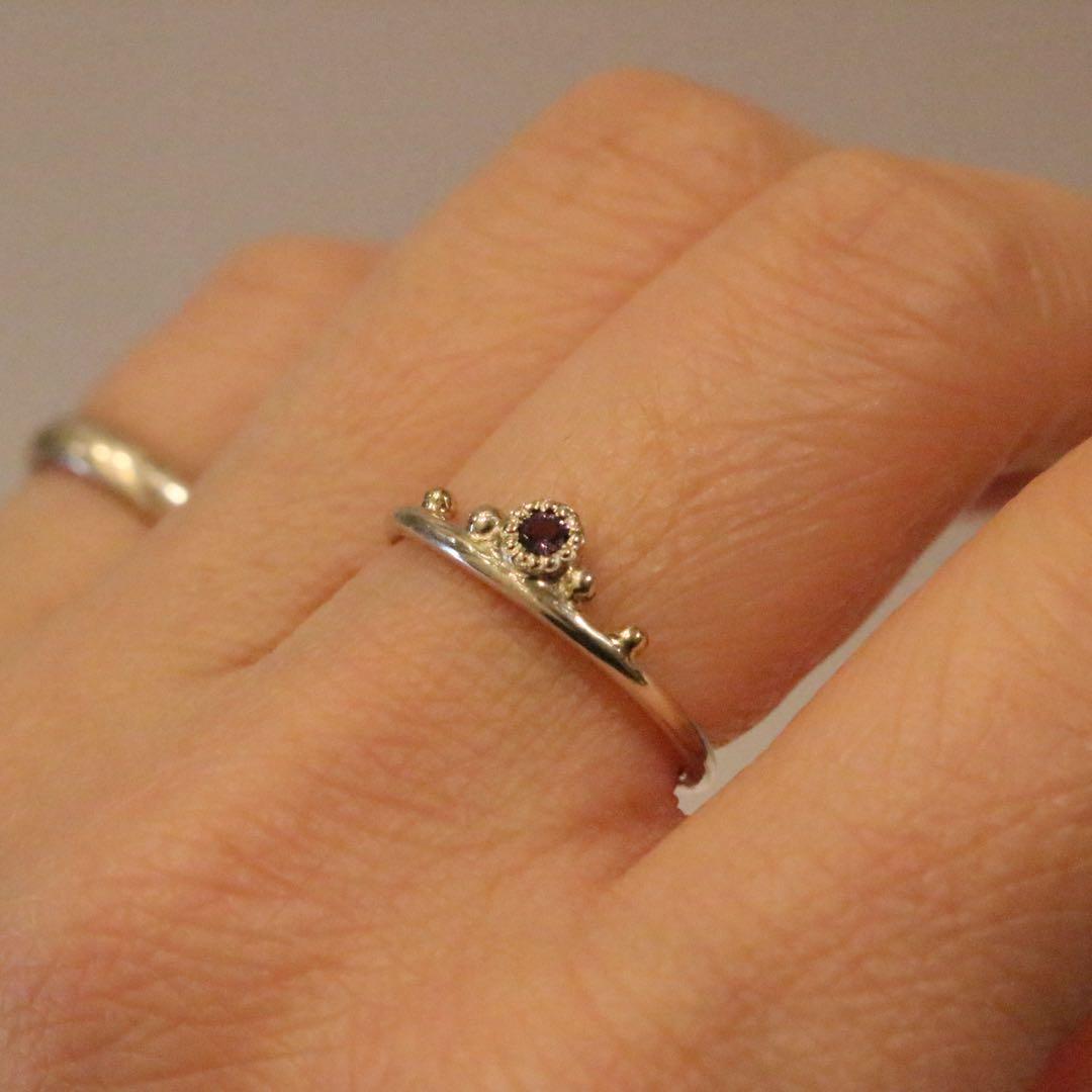 小さな王冠のような青緑色カラーチェンジガーネットミル打ち粒々シルバーリング10号