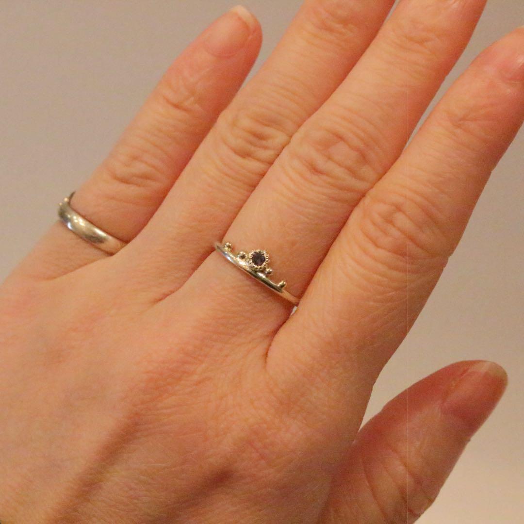 小さな王冠のような青緑色カラーチェンジガーネットミル打ち粒々シルバーリング10号