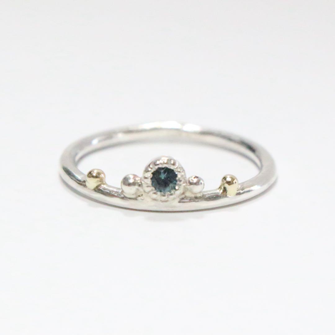 小さな王冠のような青緑色カラーチェンジガーネットミル打ち粒々シルバーリング10号