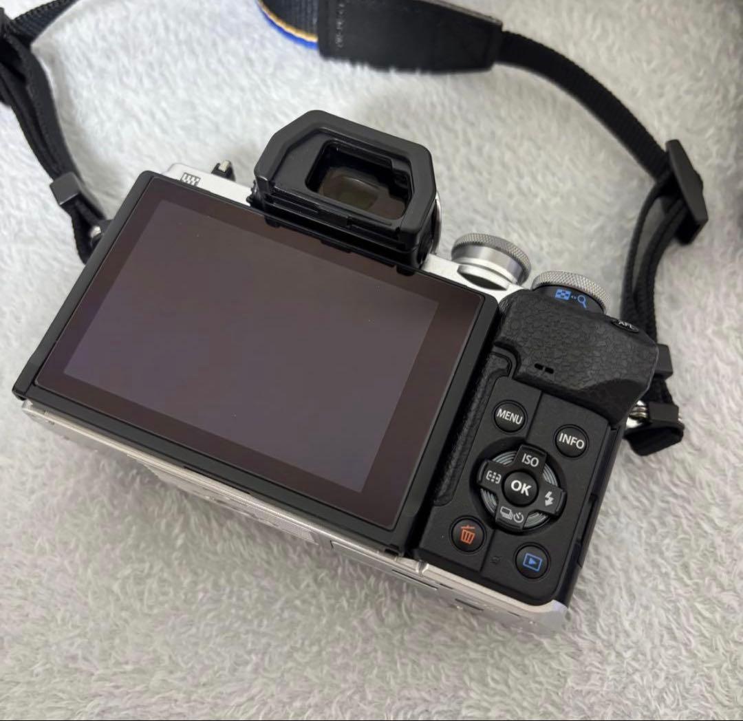 OLYMPUS オリンパス　一眼レフ　カメラ　最新型　美品　OM-D 本体