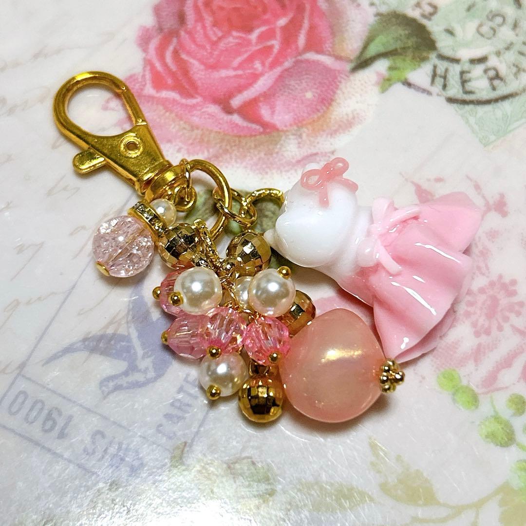 薄ピンクドレスにゃんこ キーホルダー チャーム 白猫 レジンアクセサリー 猫