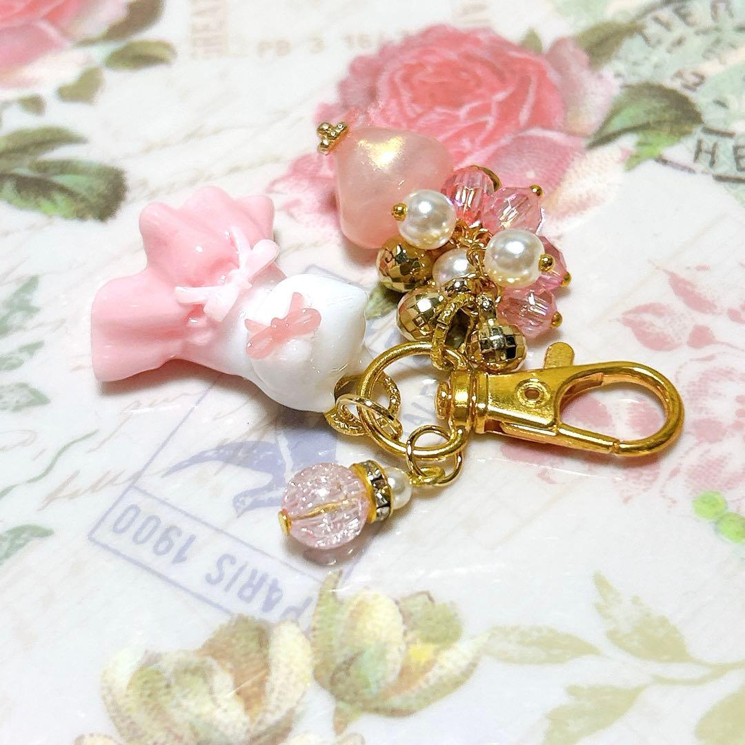 薄ピンクドレスにゃんこ キーホルダー チャーム 白猫 レジンアクセサリー 猫