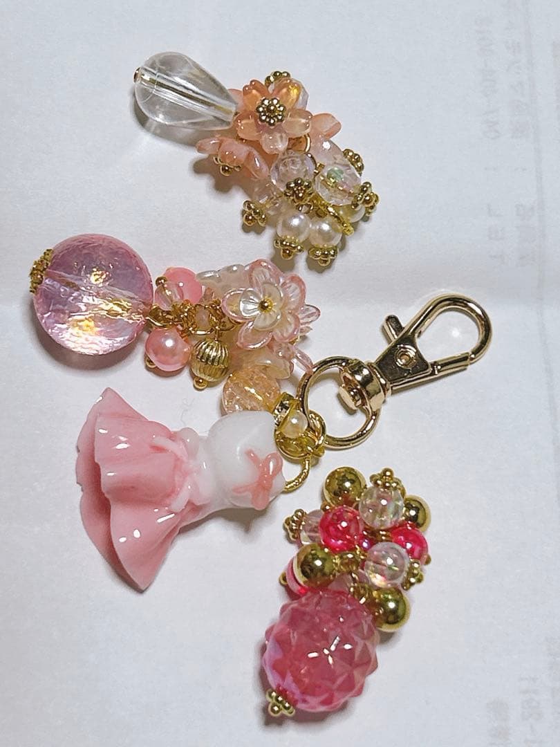 薄ピンクドレスにゃんこ キーホルダー チャーム 白猫 レジンアクセサリー 猫