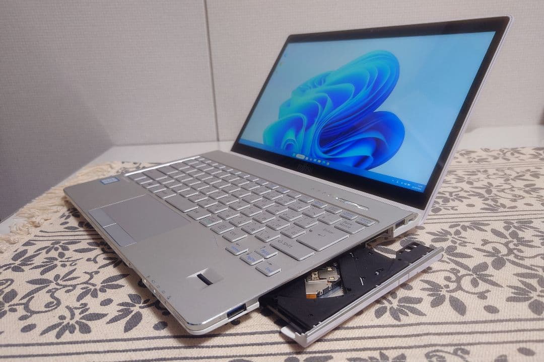 【新25H2】◇Corei5◇2Kタッチパネル◇新品512GB◇ホワイト基調◇