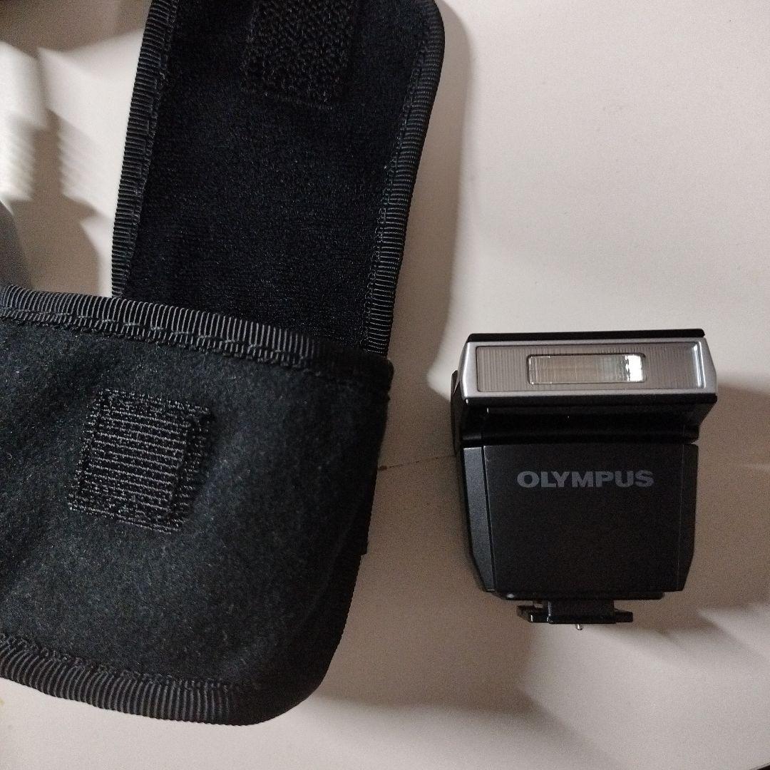 OLYMPUSのミラーレス一眼カメラと12-40mm f/2.8レンズのセット