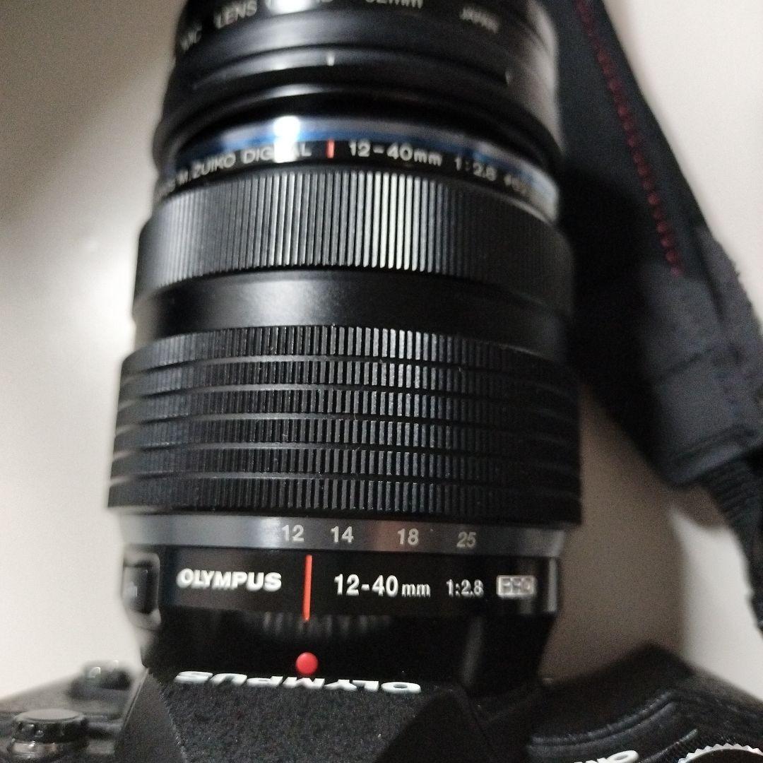 OLYMPUSのミラーレス一眼カメラと12-40mm f/2.8レンズのセット