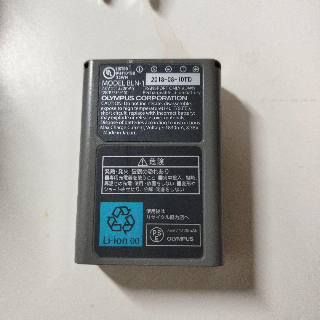 OLYMPUSのミラーレス一眼カメラと12-40mm f/2.8レンズのセット